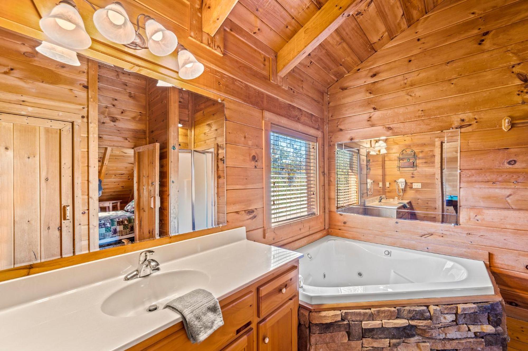 Bearfoot Pines - True Log Cabin - Wi-Fi, Hot Tub, Fishing, Deck With Views! - Mins To Pf เซอเวียร์วีล ภายนอก รูปภาพ